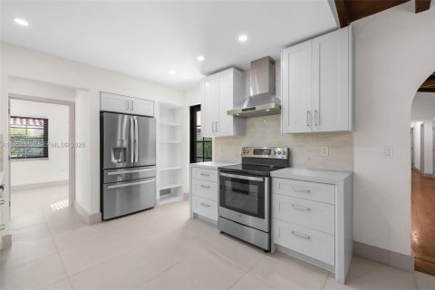 House in Coral Gables, Florida 3 bedrooms, 158.68 sq.m. № 2008692 - photo 10