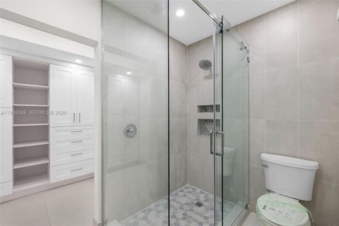 House in Coral Gables, Florida 3 bedrooms, 158.68 sq.m. № 2008692 - photo 24