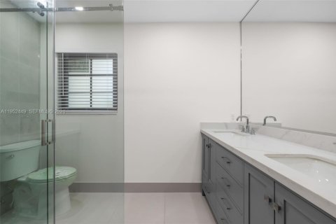 House in Coral Gables, Florida 3 bedrooms, 158.68 sq.m. № 2008692 - photo 20