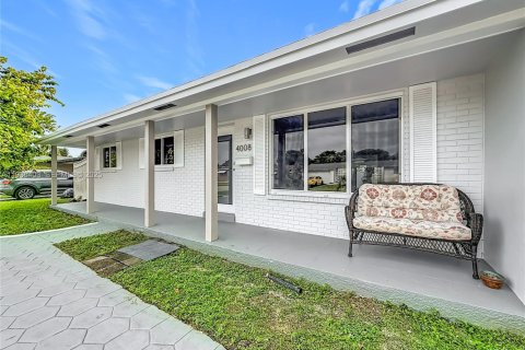 House in Hollywood, Florida 3 bedrooms, 150.97 sq.m. № 1990520 - photo 3