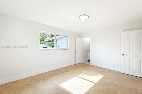 House in Hollywood, Florida 3 bedrooms, 150.97 sq.m. № 1990520 - photo 22