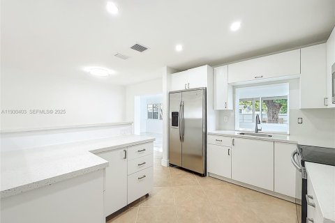 House in Hollywood, Florida 3 bedrooms, 150.97 sq.m. № 1990520 - photo 17