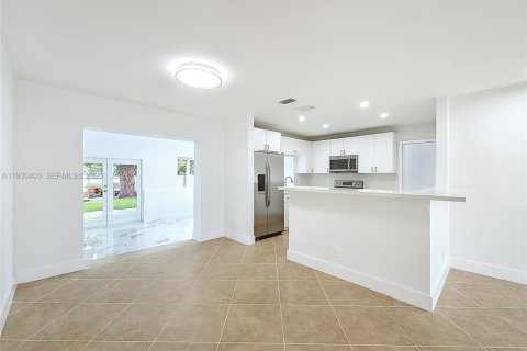 House in Hollywood, Florida 3 bedrooms, 150.97 sq.m. № 1990520 - photo 10