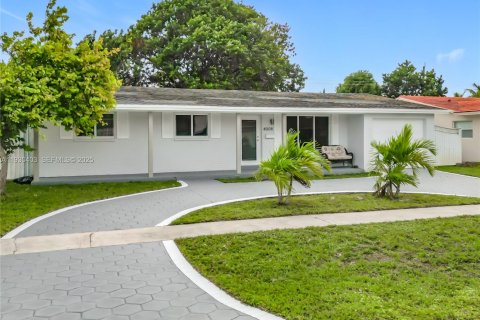 House in Hollywood, Florida 3 bedrooms, 150.97 sq.m. № 1990520 - photo 1