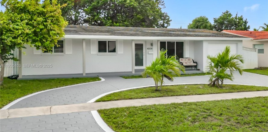 House in Hollywood, Florida 3 bedrooms, 150.97 sq.m. № 1990520