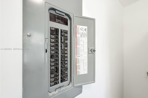 House in Hollywood, Florida 3 bedrooms, 150.97 sq.m. № 1990520 - photo 30