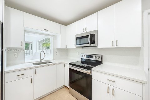 House in Hollywood, Florida 3 bedrooms, 150.97 sq.m. № 1990520 - photo 15