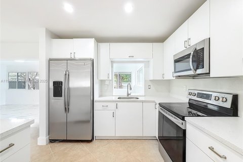 House in Hollywood, Florida 3 bedrooms, 150.97 sq.m. № 1990520 - photo 16