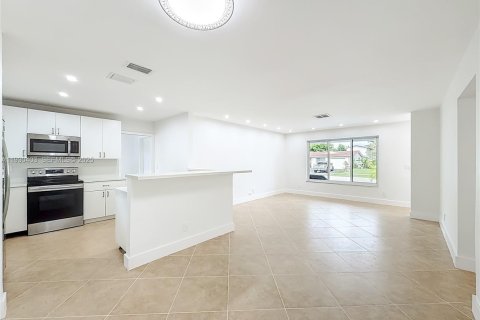 House in Hollywood, Florida 3 bedrooms, 150.97 sq.m. № 1990520 - photo 12