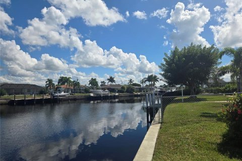 House in Punta Gorda, Florida 3 bedrooms, 176.98 sq.m. № 2420390 - photo 4