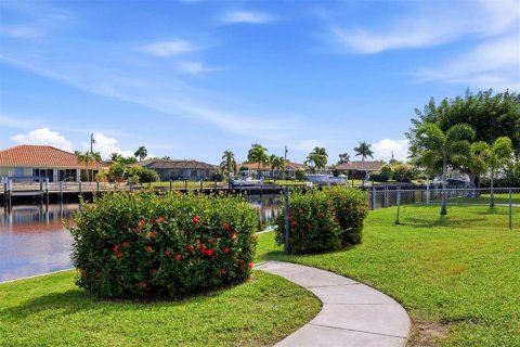 House in Punta Gorda, Florida 3 bedrooms, 176.98 sq.m. № 2420390 - photo 30