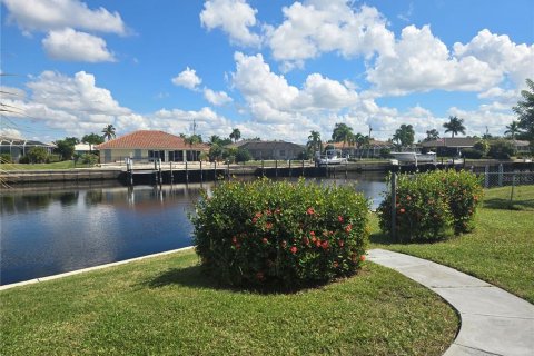 House in Punta Gorda, Florida 3 bedrooms, 176.98 sq.m. № 2420390 - photo 6