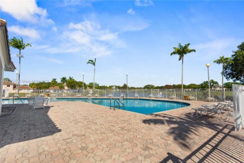 Купить таунхаус в Пемброк-Пайнс, Флорида 2 спальни, 103.49м2, № 1973957 - фото 24