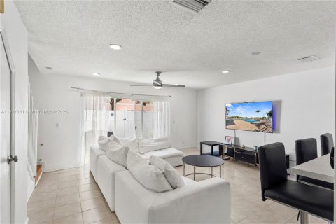 Купить таунхаус в Пемброк-Пайнс, Флорида 2 спальни, 103.49м2, № 1973957 - фото 4