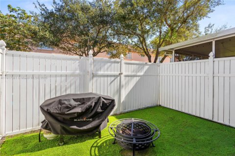 Купить таунхаус в Пемброк-Пайнс, Флорида 2 спальни, 103.49м2, № 1973957 - фото 18