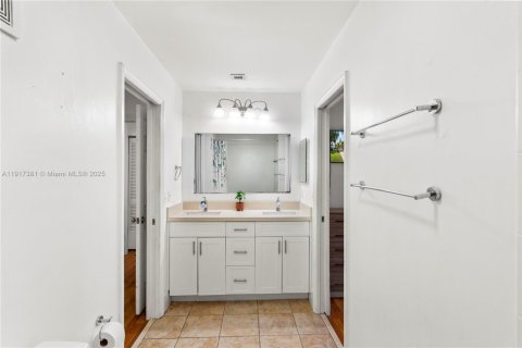 Купить таунхаус в Пемброк-Пайнс, Флорида 2 спальни, 103.49м2, № 1973957 - фото 16