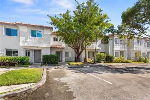 Купить таунхаус в Пемброк-Пайнс, Флорида 2 спальни, 103.49м2, № 1973957 - фото 22