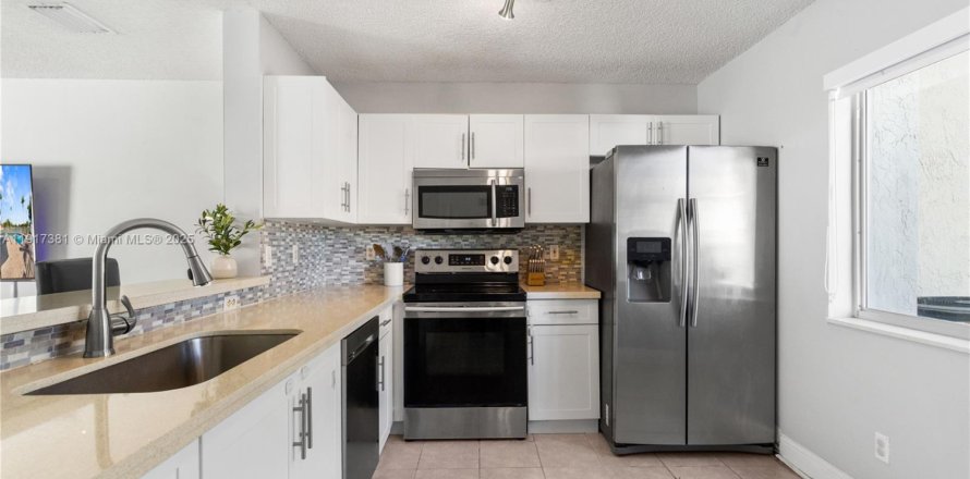 Таунхаус в Пемброк-Пайнс, Флорида 2 спальни, 103.49м2 № 1973957