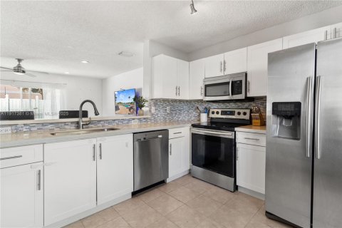 Купить таунхаус в Пемброк-Пайнс, Флорида 2 спальни, 103.49м2, № 1973957 - фото 2