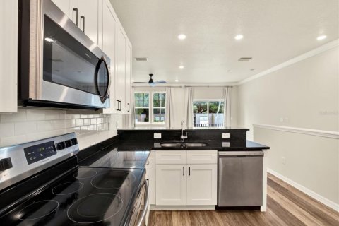 Townhouse in Tampa, Florida 3 bedrooms, 140.28 sq.m. № 1869017 - photo 8