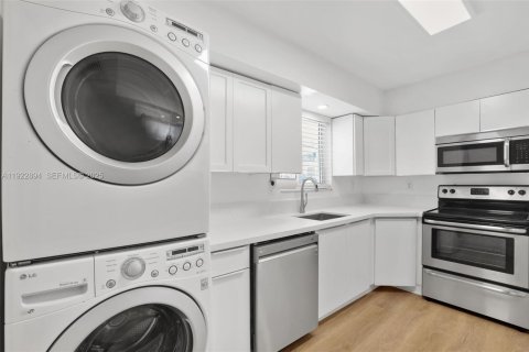 Condominio en alquiler en Miami Beach, Florida, 3 dormitorios, 113.34 m2 № 1983047 - foto 12