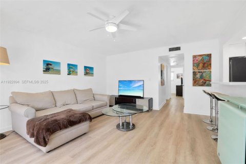 Condominio en alquiler en Miami Beach, Florida, 3 dormitorios, 113.34 m2 № 1983047 - foto 2