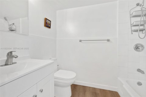 Condominio en alquiler en Miami Beach, Florida, 3 dormitorios, 113.34 m2 № 1983047 - foto 27