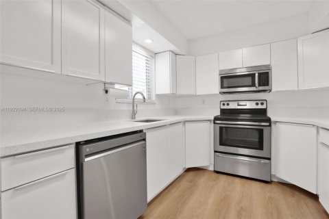 Condominio en alquiler en Miami Beach, Florida, 3 dormitorios, 113.34 m2 № 1983047 - foto 14