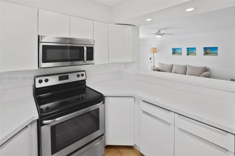 Condominio en alquiler en Miami Beach, Florida, 3 dormitorios, 113.34 m2 № 1983047 - foto 15