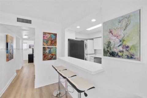 Condominio en alquiler en Miami Beach, Florida, 3 dormitorios, 113.34 m2 № 1983047 - foto 10