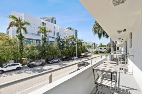 Condominio en alquiler en Miami Beach, Florida, 3 dormitorios, 113.34 m2 № 1983047 - foto 1