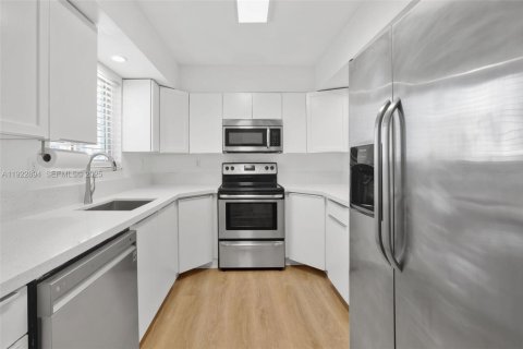 Condominio en alquiler en Miami Beach, Florida, 3 dormitorios, 113.34 m2 № 1983047 - foto 13