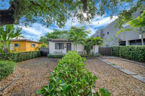 Immobilier commercial à vendre à Miami, Floride: 73.58 m2 № 2176606 - photo 2