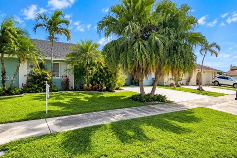 House in Miami, Florida 3 bedrooms, 105.91 sq.m. № 2401316 - photo 2