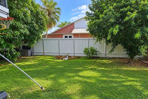 House in Miami, Florida 3 bedrooms, 105.91 sq.m. № 2401316 - photo 18