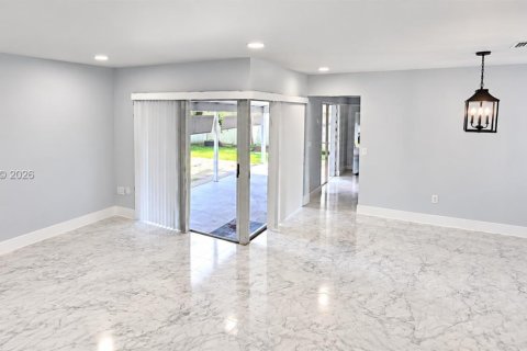 House in Miami, Florida 3 bedrooms, 105.91 sq.m. № 2401316 - photo 9