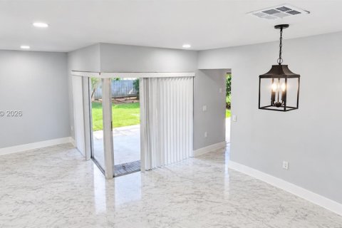 House in Miami, Florida 3 bedrooms, 105.91 sq.m. № 2401316 - photo 5