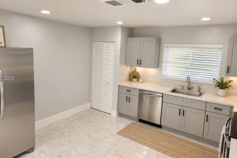 House in Miami, Florida 3 bedrooms, 105.91 sq.m. № 2401316 - photo 13