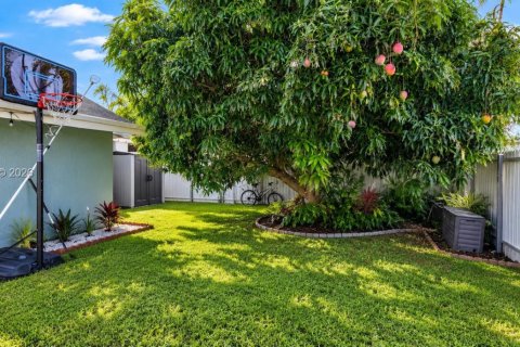 House in Miami, Florida 3 bedrooms, 105.91 sq.m. № 2401316 - photo 17