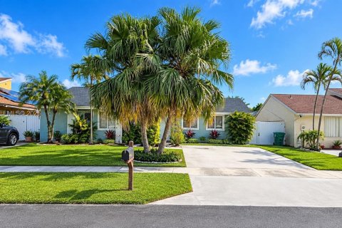 House in Miami, Florida 3 bedrooms, 105.91 sq.m. № 2401316 - photo 3