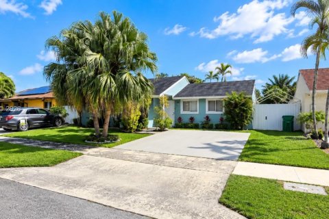 House in Miami, Florida 3 bedrooms, 105.91 sq.m. № 2401316