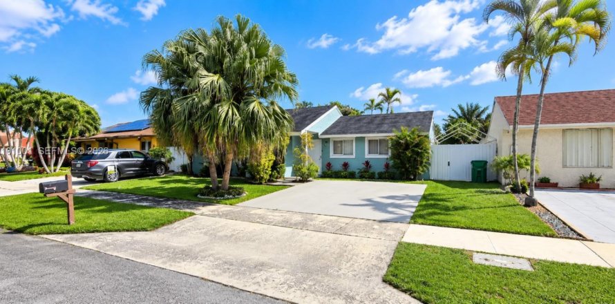 House in Miami, Florida 3 bedrooms, 105.91 sq.m. № 2401316