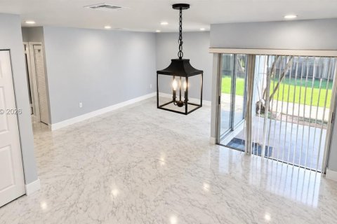 House in Miami, Florida 3 bedrooms, 105.91 sq.m. № 2401316 - photo 7