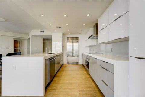 Condo in Aventura, Florida, 2 bedrooms  № 1951612 - photo 12