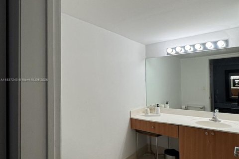 Condo in Doral, Florida, 1 bedroom  № 1822104 - photo 8