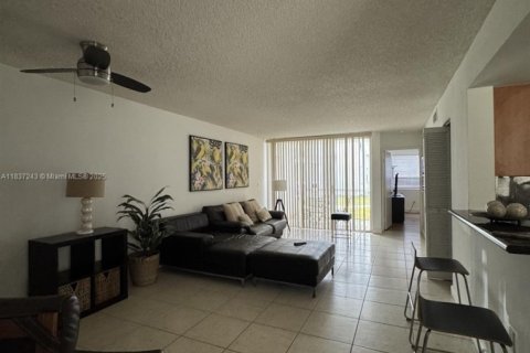 Condo in Doral, Florida, 1 bedroom  № 1822104 - photo 2