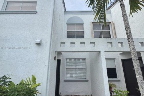 Condo in Doral, Florida, 1 bedroom  № 1822104 - photo 1