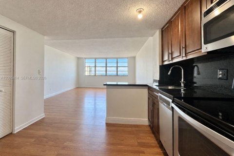 Copropriété à louer à Miami, Floride: 53.88 m2 № 2382568 - photo 2