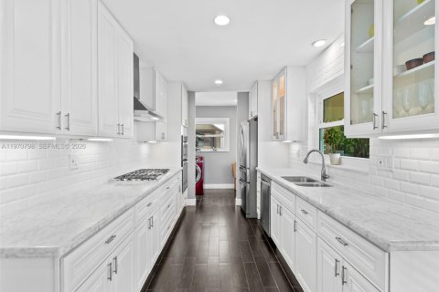 House in Oakland Park, Florida 3 bedrooms, 173.36 sq.m. № 2041326 - photo 10