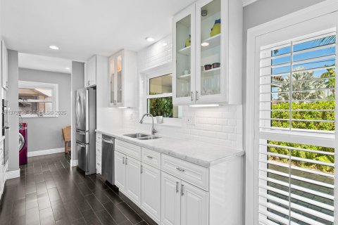 House in Oakland Park, Florida 3 bedrooms, 173.36 sq.m. № 2041326 - photo 9